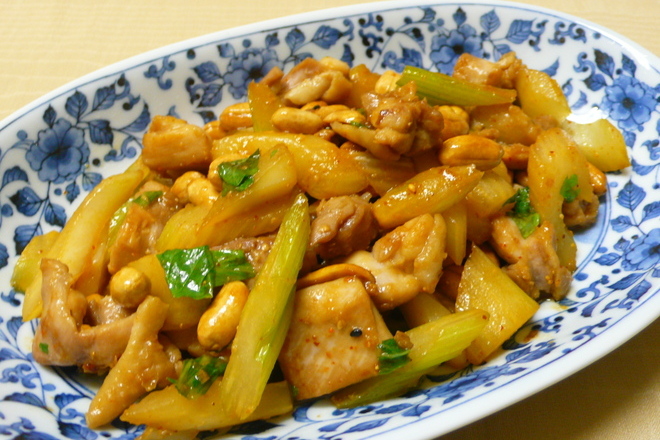 ピーナッツとセロリと鶏肉の炒めもの